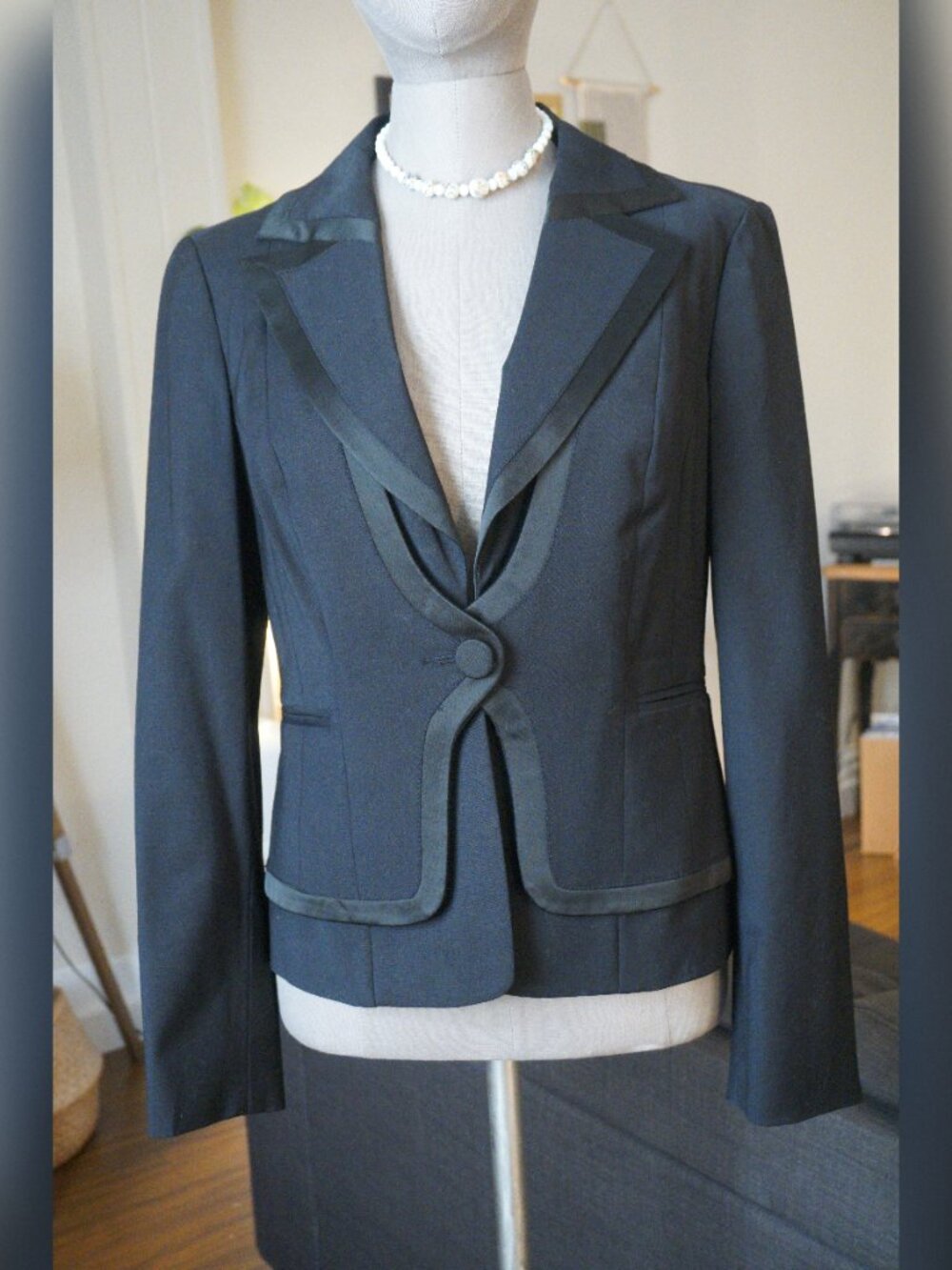 🖤 bebe Elegant Black Tuxedo Style Satin Trim Fitted Blazer Jacket - Size 10 💼✨